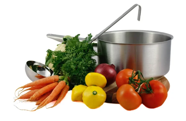 鲜汤蔬菜 平底锅和小勺 白色分离 — 图库照片