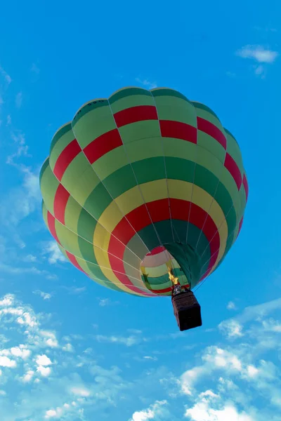 Mavi Gökyüzüne Yükselen Alevli Sıcak Hava Balonu — Stok fotoğraf