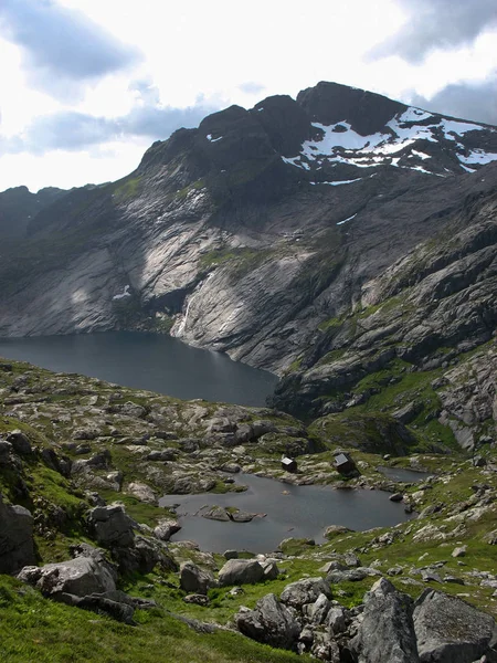 Landschaft Mit Einer Holzhütte Auf Den Lofoten Der Nähe Eines — Stockfoto