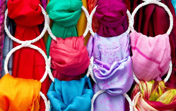 市面上五颜六色的围巾 — 图库照片