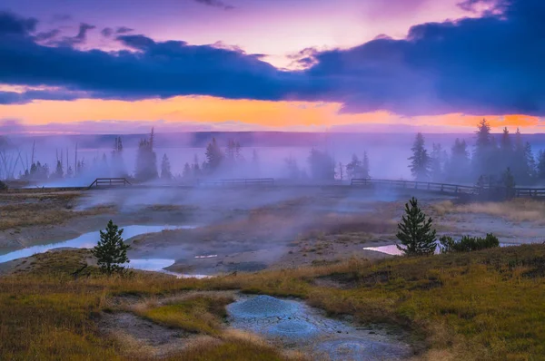 Hermosa Mañana West Thumb Geyser Basin Con Lago Yellowstone Bacground — Foto de Stock