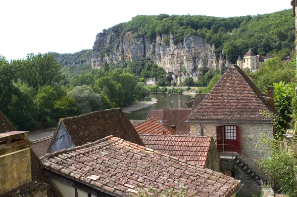 法国多东地区美丽的村庄罗克 加哥克 与倒塌在悬崖上的岩石重新融合在一起 — 图库照片