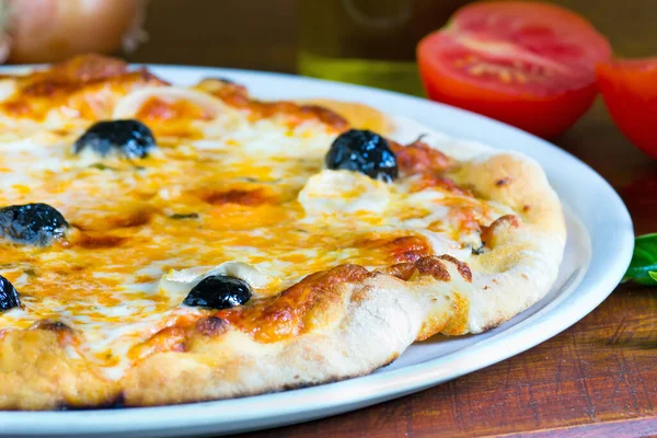 Detalle Una Pizza Una Mesa Madera Con Ingredientes Alrededor — Foto de Stock