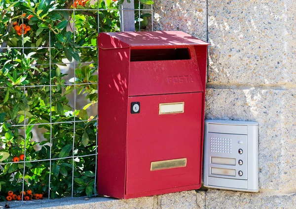 Detail Eines Briefkastens Und Eines Eingangstelefons — Stockfoto