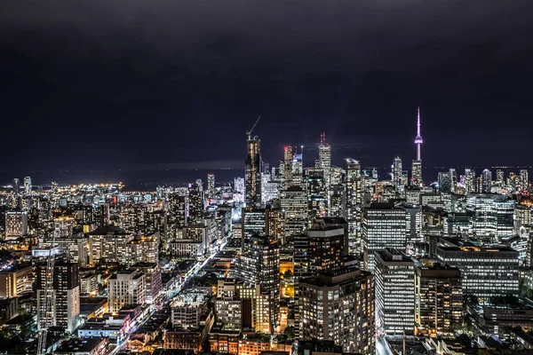 全市区视图在晚上与魅力光多伦多 — 图库照片