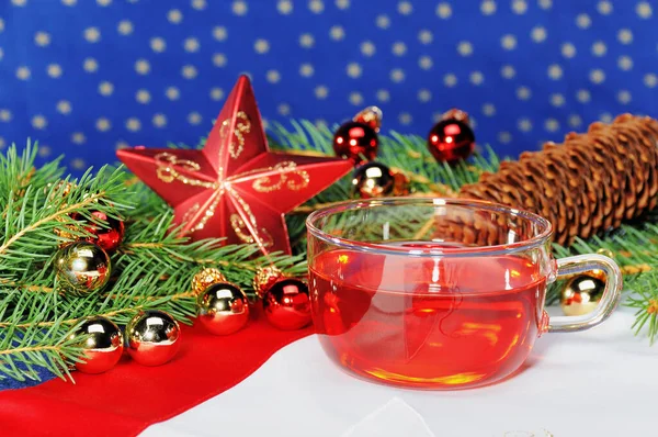 Tasse Mit Weihnachtsdekoration Auf Tischdecke — Stockfoto