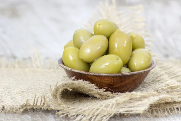 Bol Aux Olives Vertes Fraîchement Entières Sur Une Table Bois — Photo
