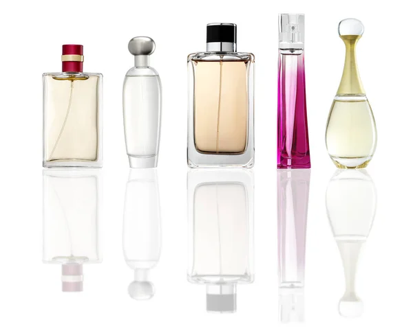 Lüks Parfüm Şişelerinin Stüdyo Fotoğrafı Beyaz Arkaplanda Izole — Stok fotoğraf