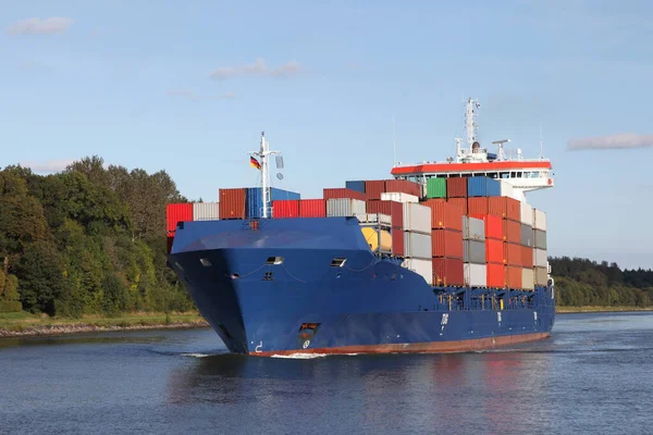 Teherhajó Kiel Csatornán — Stock Fotó