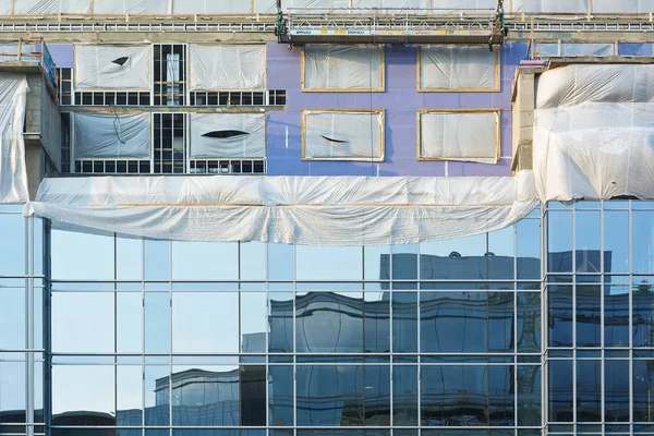 Sitio Construcción Con Reflexiones Como Signo Desarrollo Urbano — Foto de Stock