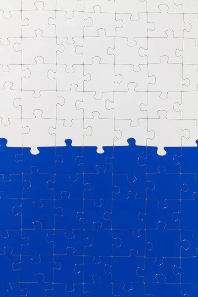 Ein Puzzle Das Jeder Hälfte Eine Andere Farbe Hat — Stockfoto