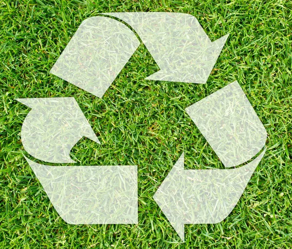 Symbol Recyklingu Zielonej Trawie — Zdjęcie stockowe