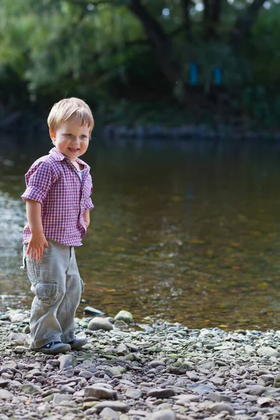 Liten Pojke Leker Med Vatten Och Stenar Stranden Floden Sieg — Stockfoto