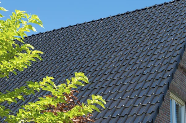 Brand New Roof Top Dark Tiles — Stock Photo, Image