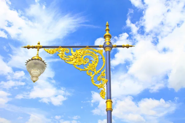 Pólo Iluminação Dourada Céu Azul Estátua Estilo Tailandês — Fotografia de Stock