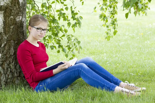 Jovencita Leyendo Libro Parque Día Primavera — Foto de Stock