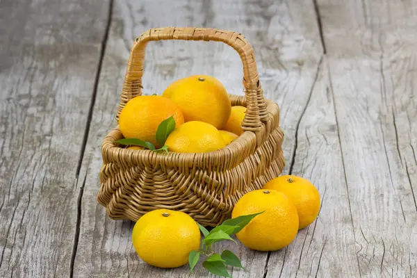 Mandarines Fraîches Dans Panier Sur Vieux Fond Bois — Photo