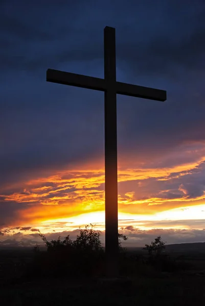 Хрест Перед Великим Нічним Небом — стокове фото