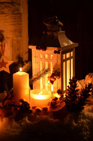 Φανάρι Στο Χιόνι Καλά Χριστούγεννα Φως Κεριών — Φωτογραφία Αρχείου