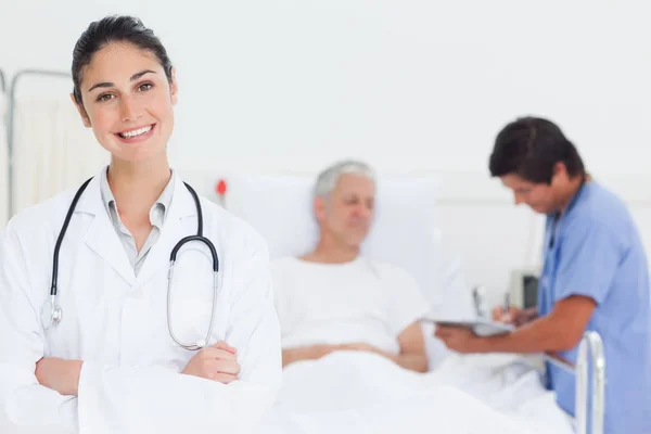 Dottore Con Uno Stetoscopio Sorridente Mentre Incrocia Braccia Mentre Trova — Foto Stock