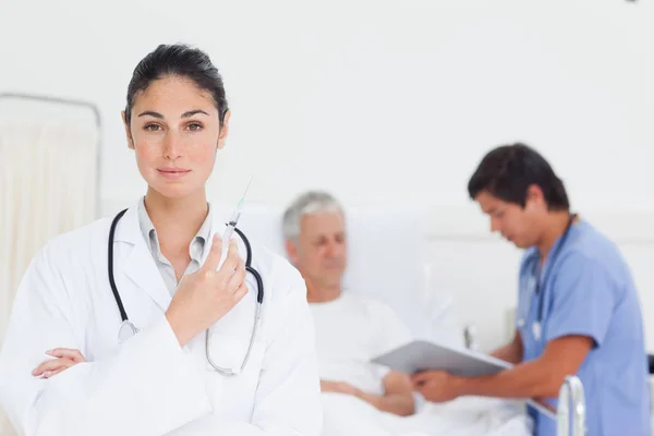 Ernsthafte Ärztin Blickt Voraus Während Sie Eine Spritze Der Hand — Stockfoto