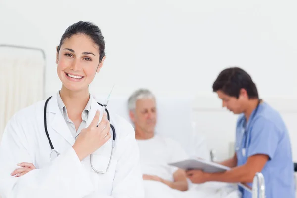 Ärztin Lächelt Während Sie Eine Spritze Der Hand Hält Während — Stockfoto