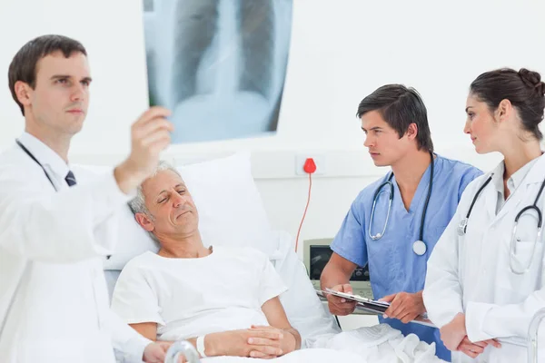 Medico Che Guarda Una Radiografia Dei Polmoni Accompagnato Infermiere Medico — Foto Stock