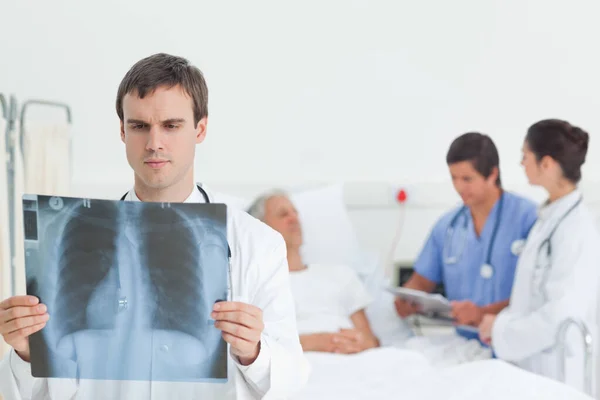 Docteur Tenant Une Radiographie Des Poumons Devant Lui Alors Tient — Photo