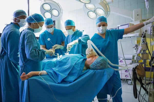 Grupo Cirurgiões Hospitalares Operando Paciente Centro Cirúrgico — Fotografia de Stock