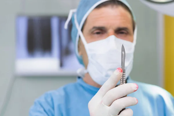 Focus Surgeon Holding Scalpel His Hand Operating Theater — Stock Photo, Image