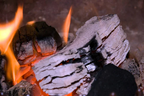 Mattonelle Torba Che Bruciano Fuoco Caldo Rosso Bianco — Foto Stock