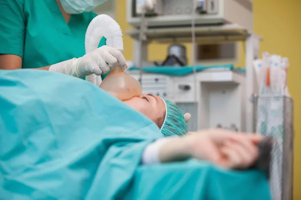 Paciente Feminina Inconsciente Com Máscara Oxigênio Centro Cirúrgico — Fotografia de Stock