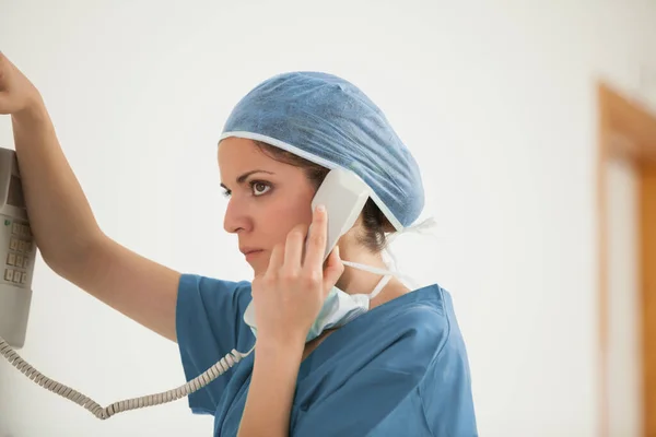 Cirujano Que Utiliza Teléfono Pasillo Hospitalario — Foto de Stock