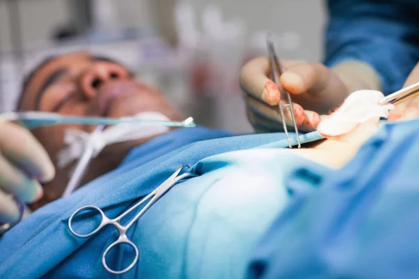 Paciente Masculino Inconsciente Durante Una Cirugía Hospital — Foto de Stock