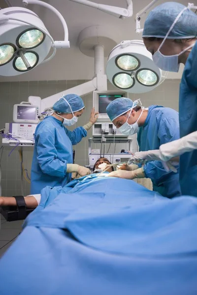 Gruppe Von Chirurgen Einem Bewusstlosen Männlichen Patienten Einem Krankenhaus — Stockfoto