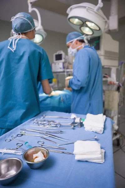 Chirurgische Werkzeuge Auf Einem Operationstablett Einem Krankenhaus — Stockfoto