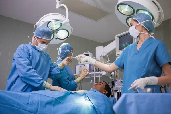 Bir Hastanede Ameliyat Sırasında Cerrah Ekibi — Stok fotoğraf