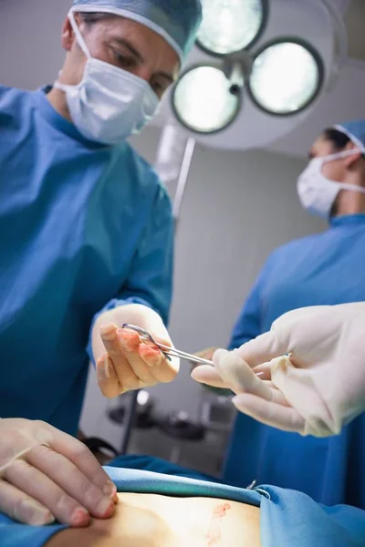 Chirurg Držící Chirurgické Nůžky Operačním Sále — Stock fotografie