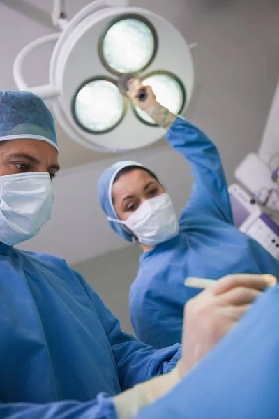 手術室で外科手術用メスを持っている外科医 — ストック写真