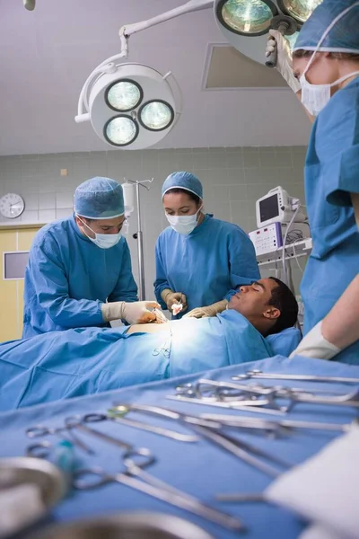 Hastanedeki Bir Ameliyathanede Bir Hastaya Operasyon Yapılıyor — Stok fotoğraf