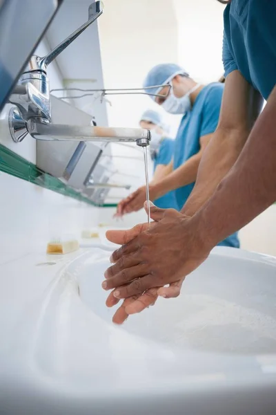 Cirujanos Lavándose Las Manos Con Máscaras Baño Quirúrgico —  Fotos de Stock