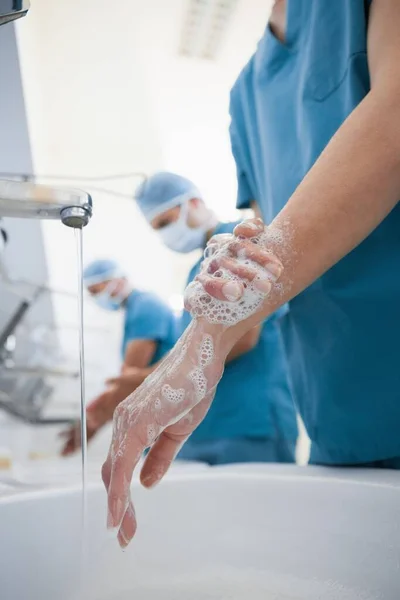 医院的外科医生在医院的洗手间洗手 — 图库照片