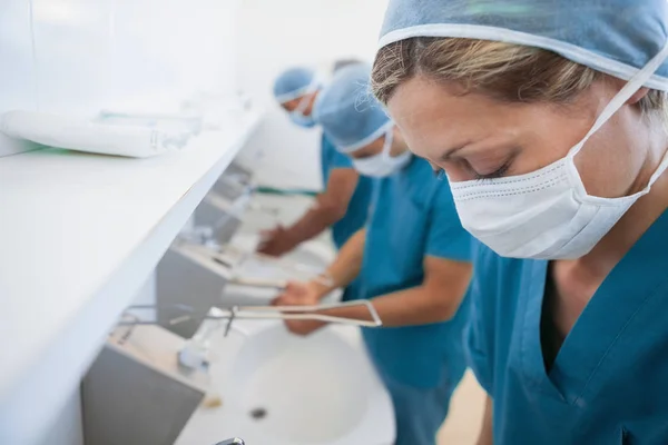 Chirurgienne Dans Une Toilette Hôpital Lavant Les Mains Dans Évier — Photo