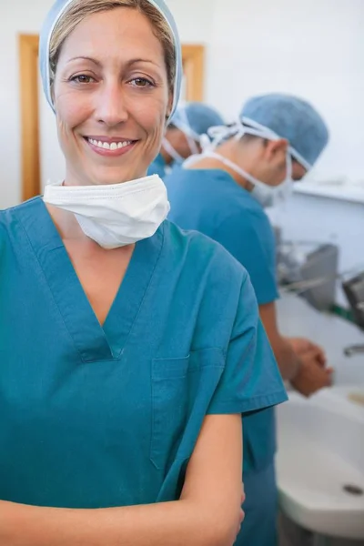 Усміхнений Жіночий Хірург Складеними Руками Лікарні — стокове фото