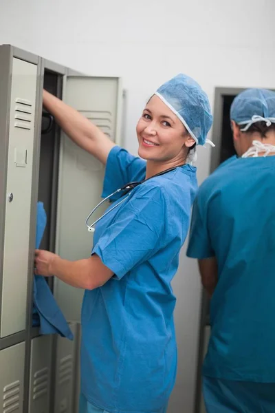 Cirujano Sonriente Tomando Algo Casillero Hospital —  Fotos de Stock
