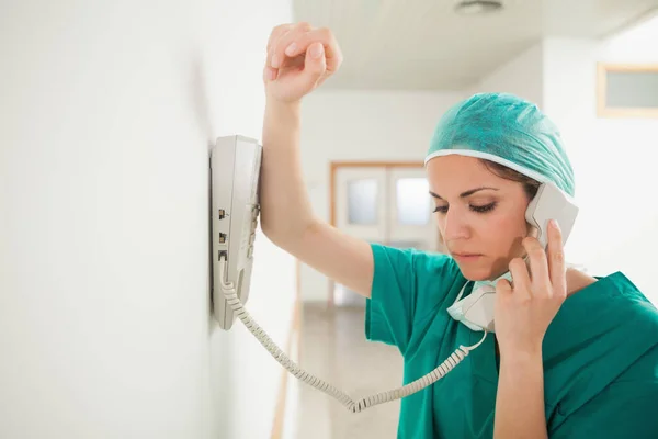 Cirujano Femenino Usando Teléfono Pasillo Hospital — Foto de Stock