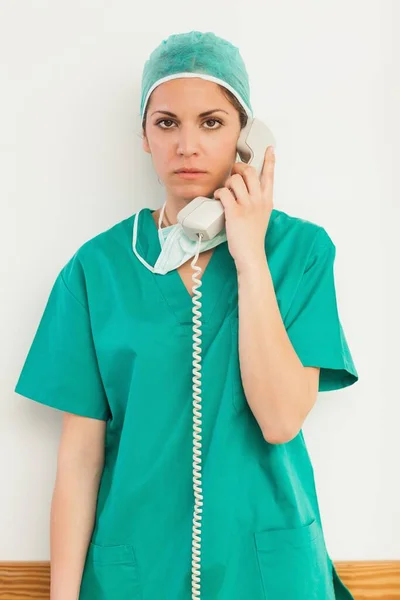 Cirujana Seria Usando Teléfono Pasillo Hospital — Foto de Stock