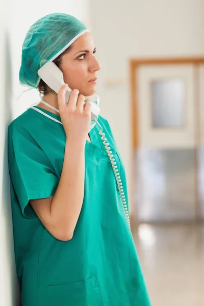 Cirujana Sosteniendo Teléfono Pasillo Hospital — Foto de Stock
