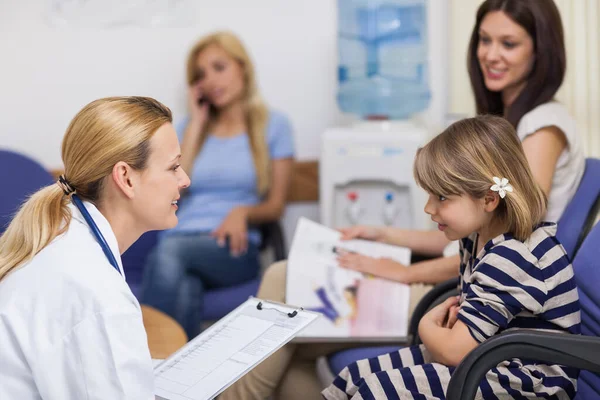 Kobieta Lekarz Rozmawia Dziewczyną Poczekalni Szpitalu — Zdjęcie stockowe