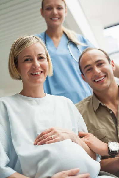 Lächelnde Schwangere Rollstuhl Mit Einer Krankenschwester Und Einem Mann Krankenhaus — Stockfoto